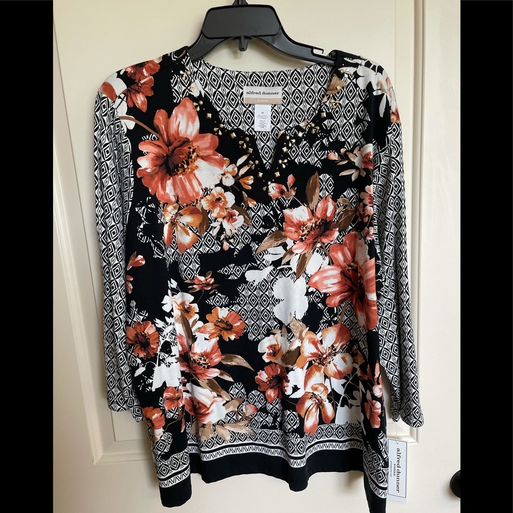 Alfred Dunner Woman’s plus size 2X top Black geometric w floral patterns.